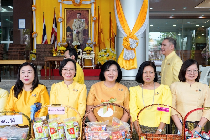 พิธีเจริญพระพุทธมนต์และทำบุญตักบาตร 