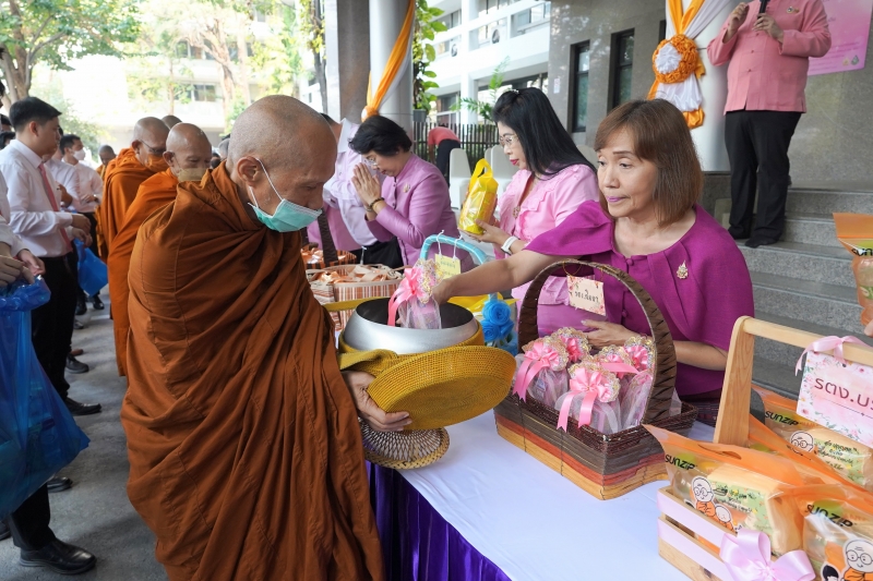 พิธีสวดพระพุทธมนต์และทำบุญตักบาตร