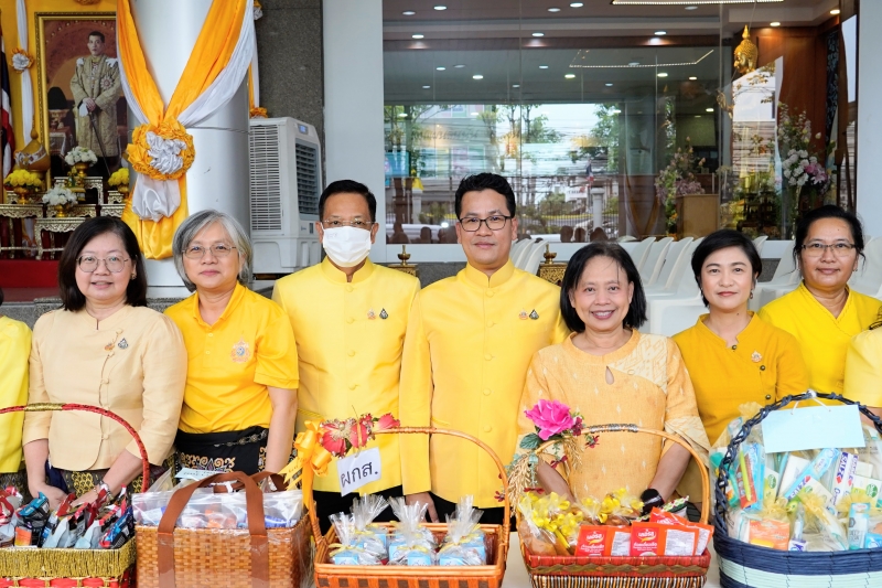 พิธีเจริญพระพุทธมนต์และทำบุญตักบาตร 