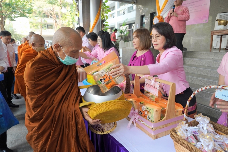 พิธีสวดพระพุทธมนต์และทำบุญตักบาตร
