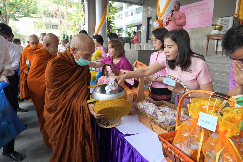 พิธีสวดพระพุทธมนต์และทำบุญตักบาตร