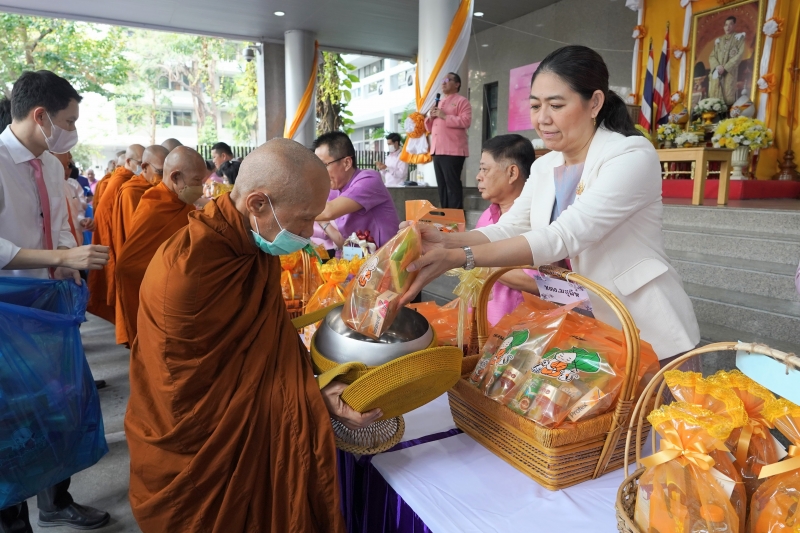 พิธีสวดพระพุทธมนต์และทำบุญตักบาตร