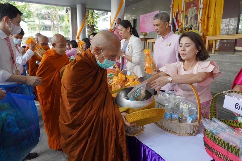 พิธีสวดพระพุทธมนต์และทำบุญตักบาตร