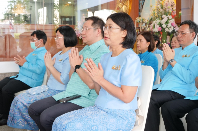 ทำบุญตักบาตร 
