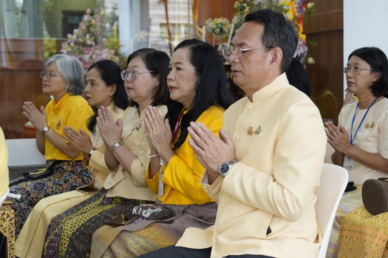 พิธีเจริญพระพุทธมนต์และทำบุญตักบาตร 
