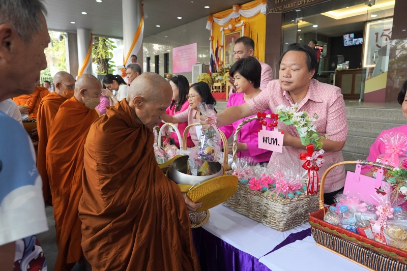พิธีสวดพระพุทธมนต์และทำบุญตักบาตร