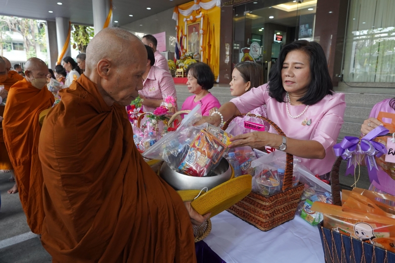 พิธีสวดพระพุทธมนต์และทำบุญตักบาตร