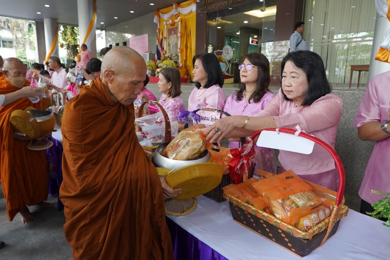 พิธีสวดพระพุทธมนต์และทำบุญตักบาตร