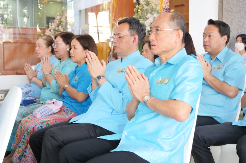 ทำบุญตักบาตร 