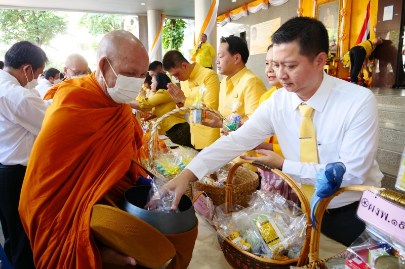 พิธีสวดพระพุทธมนต์และทำบุญตักบาตร