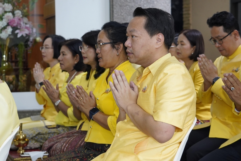 พิธีเจริญพระพุทธมนต์และทำบุญตักบาตร 
