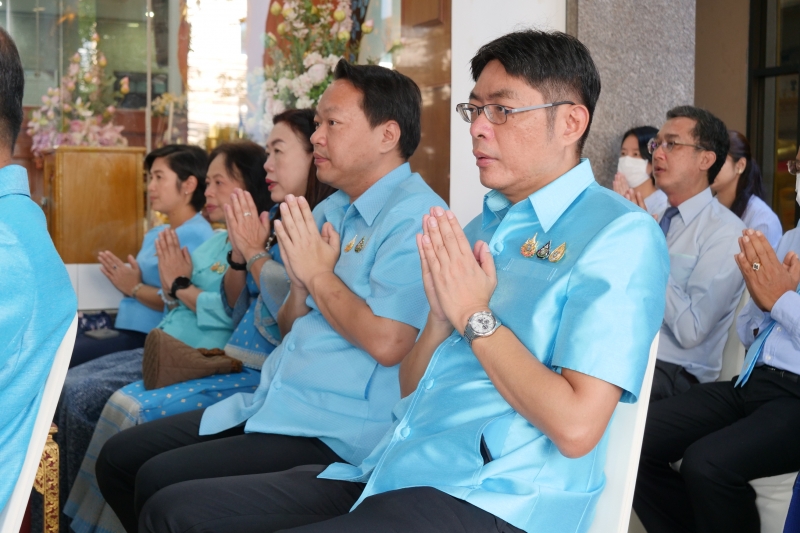 ทำบุญตักบาตร 