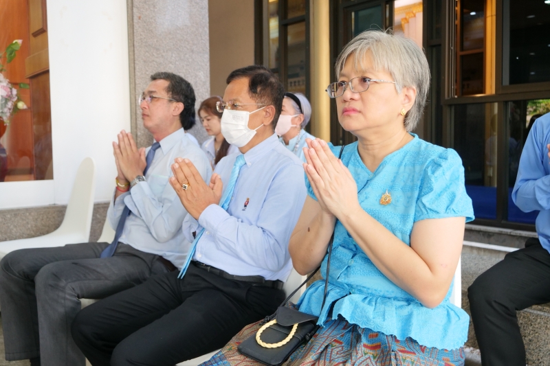 ทำบุญตักบาตร 