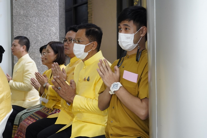 พิธีเจริญพระพุทธมนต์และทำบุญตักบาตร 