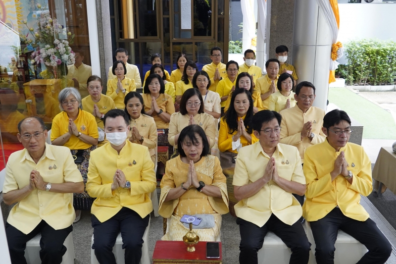 พิธีเจริญพระพุทธมนต์และทำบุญตักบาตร 