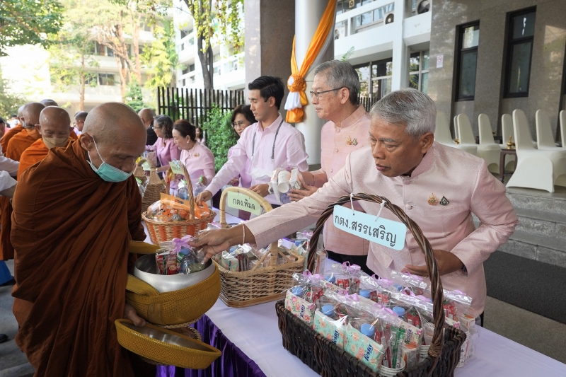 พิธีสวดพระพุทธมนต์และทำบุญตักบาตร