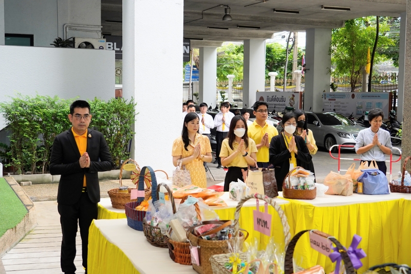 พิธีเจริญพระพุทธมนต์และทำบุญตักบาตร 
