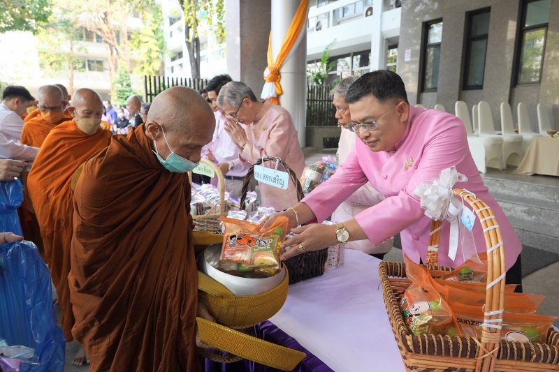 พิธีสวดพระพุทธมนต์และทำบุญตักบาตร