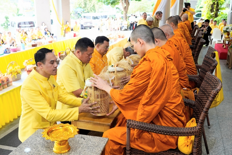 พิธีเจริญพระพุทธมนต์และทำบุญตักบาตร 