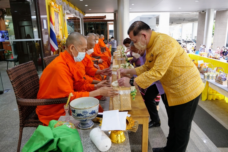 พิธีทำบุญตักบาตรข้าวสารอาหารแห้ง คณะสงฆ์จากวัดระฆังโฆสิตารามวรมหาวิหาร พระอารามหลวง เนื่องในเทศกาลขึ้นปีใหม่ พุทธศักราช 2566