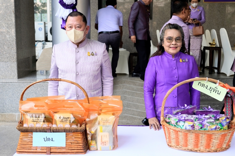 พิธีเจริญพระพุทธมนต์และทำบุญตักบาตร 
