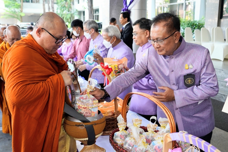 พิธีเจริญพระพุทธมนต์และทำบุญตักบาตร 