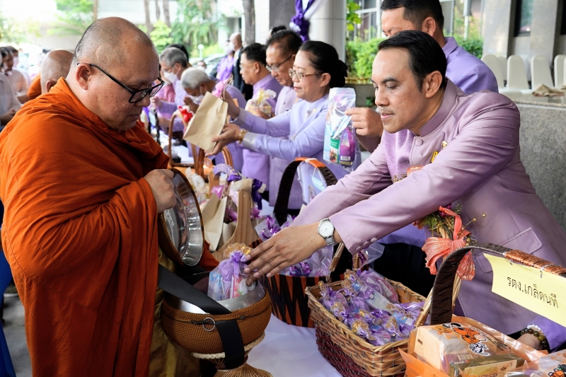 พิธีเจริญพระพุทธมนต์และทำบุญตักบาตร 