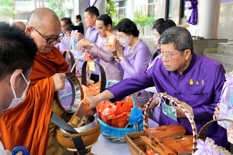 พิธีเจริญพระพุทธมนต์และทำบุญตักบาตร 