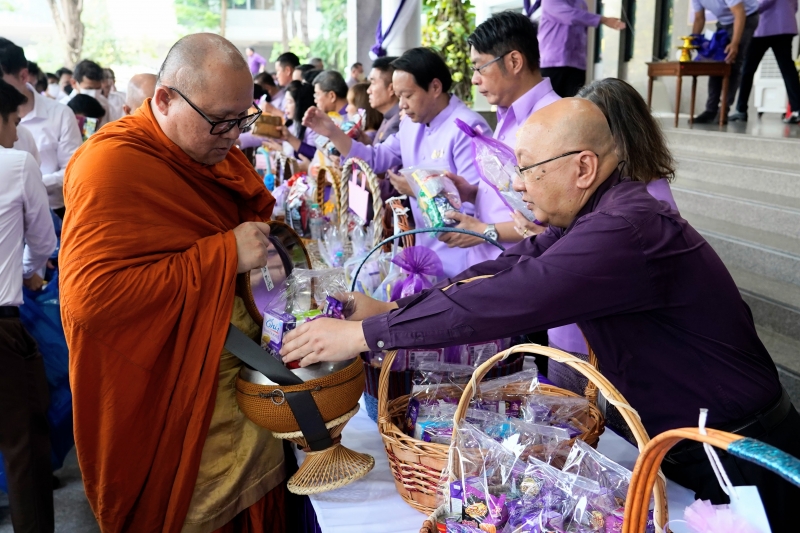 พิธีเจริญพระพุทธมนต์และทำบุญตักบาตร 