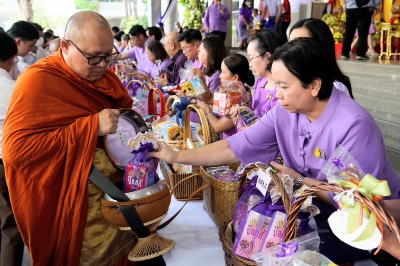 พิธีเจริญพระพุทธมนต์และทำบุญตักบาตร 