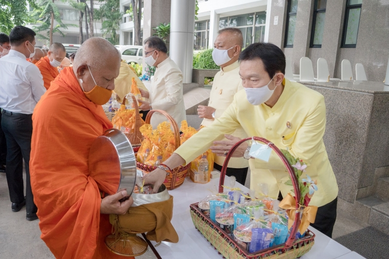 พิธีทำบุญตักบาตรข้าวสารอาหารแห้ง คณะสงฆ์จากวัดระฆังโฆสิตารามวรมหาวิหาร พระอารามหลวง เพื่อน้อมอุทิศถวายเป็นพระราชกุศลแด่พระบาทสมเ