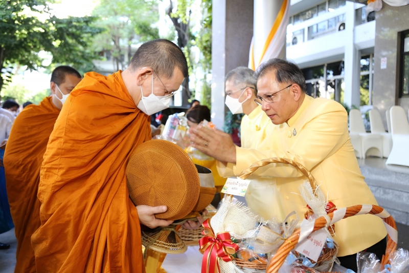 พิธีเจริญพระพุทธมนต์และทำบุญตักบาตร 