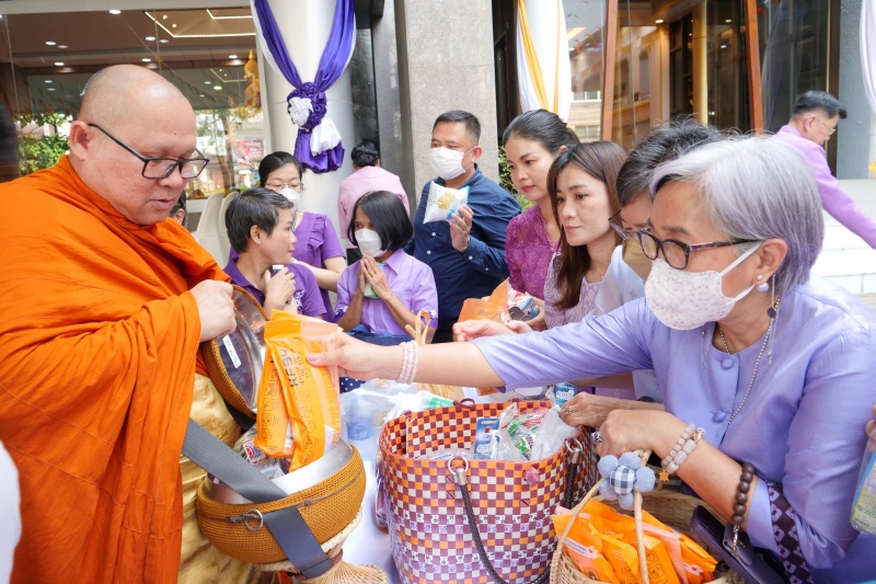 พิธีเจริญพระพุทธมนต์และทำบุญตักบาตร 