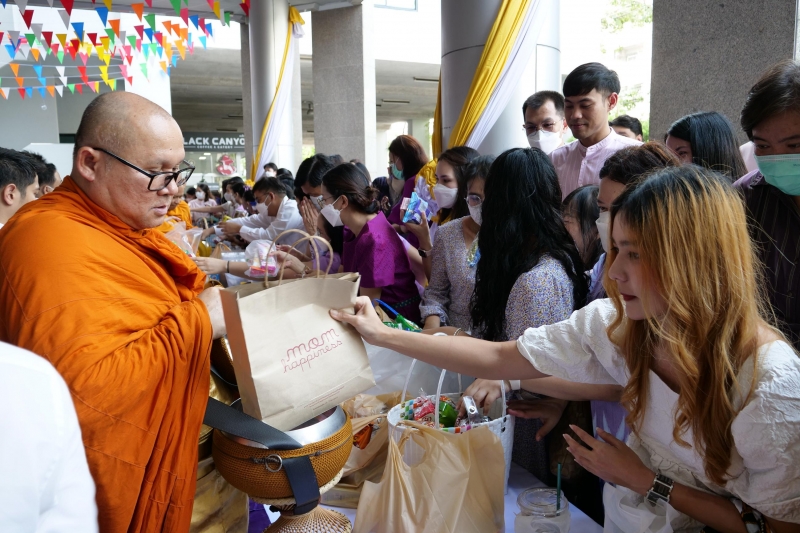 พิธีเจริญพระพุทธมนต์และทำบุญตักบาตร 