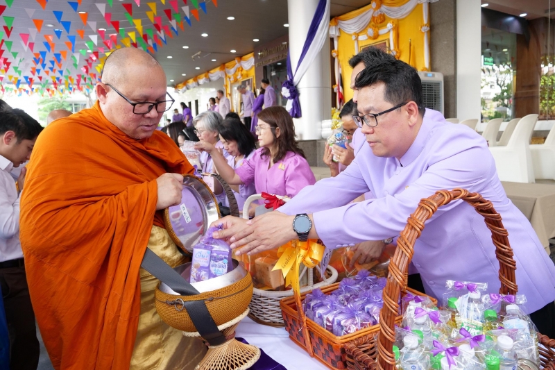 พิธีเจริญพระพุทธมนต์และทำบุญตักบาตร 