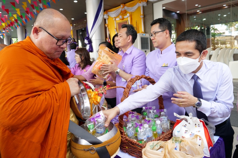 พิธีเจริญพระพุทธมนต์และทำบุญตักบาตร 