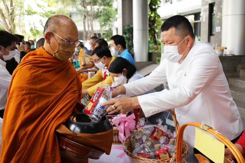 พิธีทำบุญตักบาตรข้าวสารอาหารแห้ง คณะสงฆ์จากวัดพระราม 9 กาญจนาภิเษก พระอารามหลวง