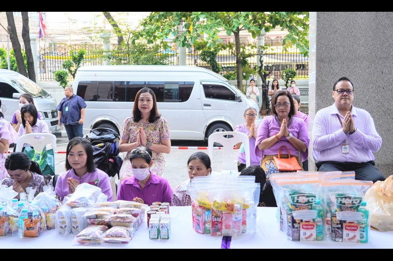 พิธีเจริญพระพุทธมนต์และทำบุญตักบาตร 