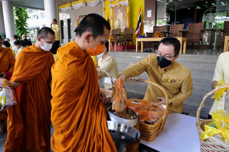 พิธีทำบุญตักบาตรข้าวสารอาหารแห้ง คณะสงฆ์จากวัดพระราม 9 กาญจนาภิเษก พระอารามหลวง 