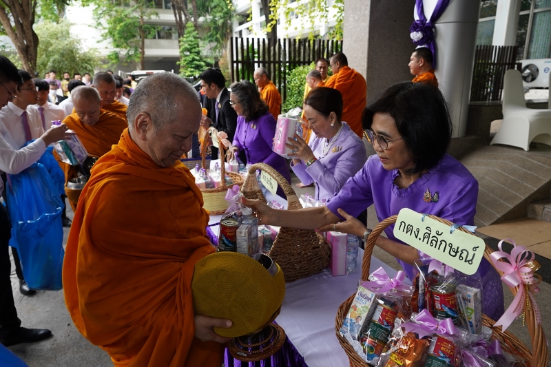 พิธีทำบุญตักบาตรข้าวสารอาหารแห้ง เดือนเมษายน 2562