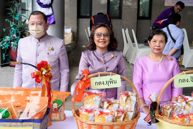 พิธีสวดพระพุทธมนต์และทำบุญตักบาตร 