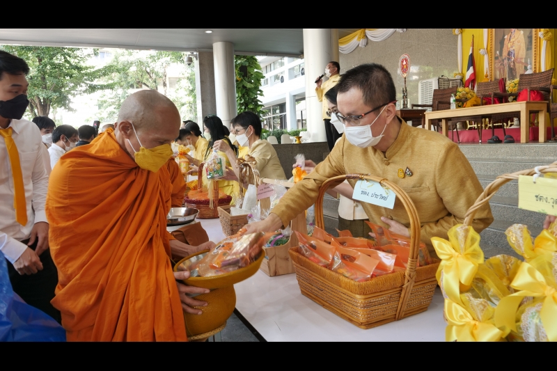  พิธีทำบุญตักบาตรข้าวสารอาหารแห้ง คณะสงฆ์จากวัดราชคฤห์วรวิหาร พระอารามหลวง เพื่อน้อมอุทิศถวายเป็นพระราชกุศลแด่ พระบาทสมเด็จพระบร