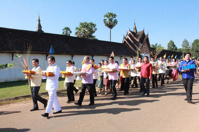 พิธีถวายผ้าไตรพระราชทาน