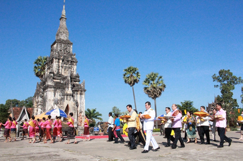 พิธีถวายผ้าไตรพระราชทาน