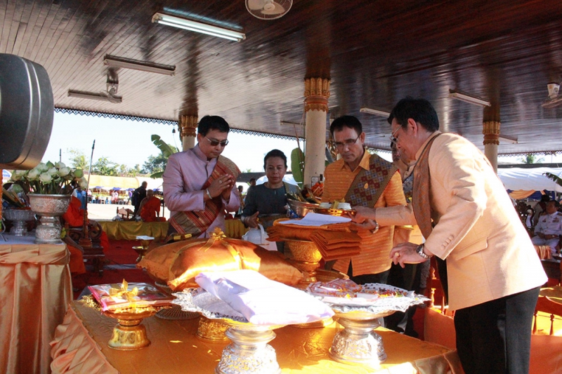 พิธีถวายผ้าไตรพระราชทาน