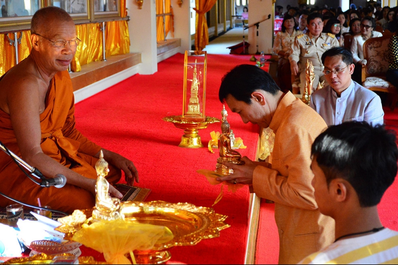 คณะผู้บริหารรับของที่ระลึก