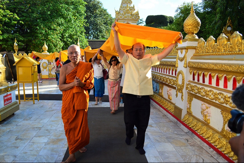ผู้ว่าการตรวจเงินแผ่นดินและคณะร่วมพิธีห่มผ้าองค์พระธาตุพนม 