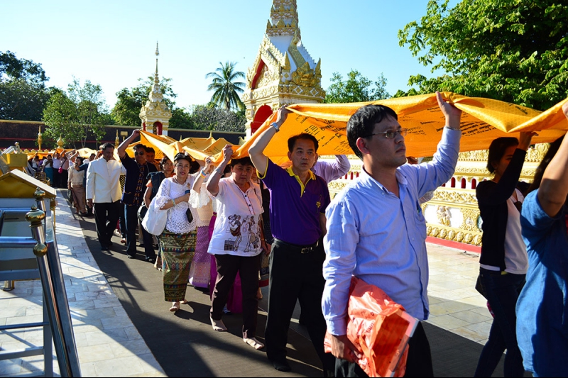ผู้ว่าการตรวจเงินแผ่นดินและคณะร่วมพิธีห่มผ้าองค์พระธาตุพนม 