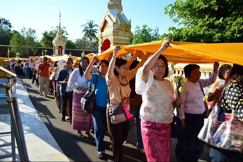 ผู้ว่าการตรวจเงินแผ่นดินและคณะร่วมพิธีห่มผ้าองค์พระธาตุพนม 