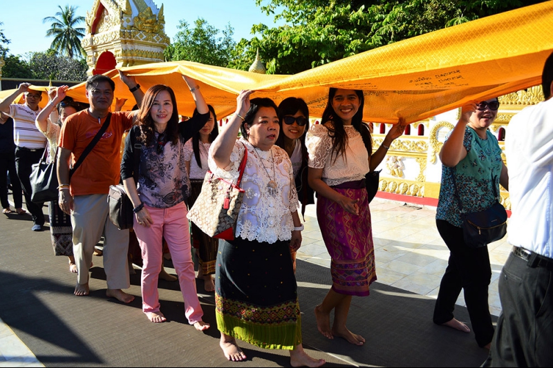 ผู้ว่าการตรวจเงินแผ่นดินและคณะร่วมพิธีห่มผ้าองค์พระธาตุพนม 